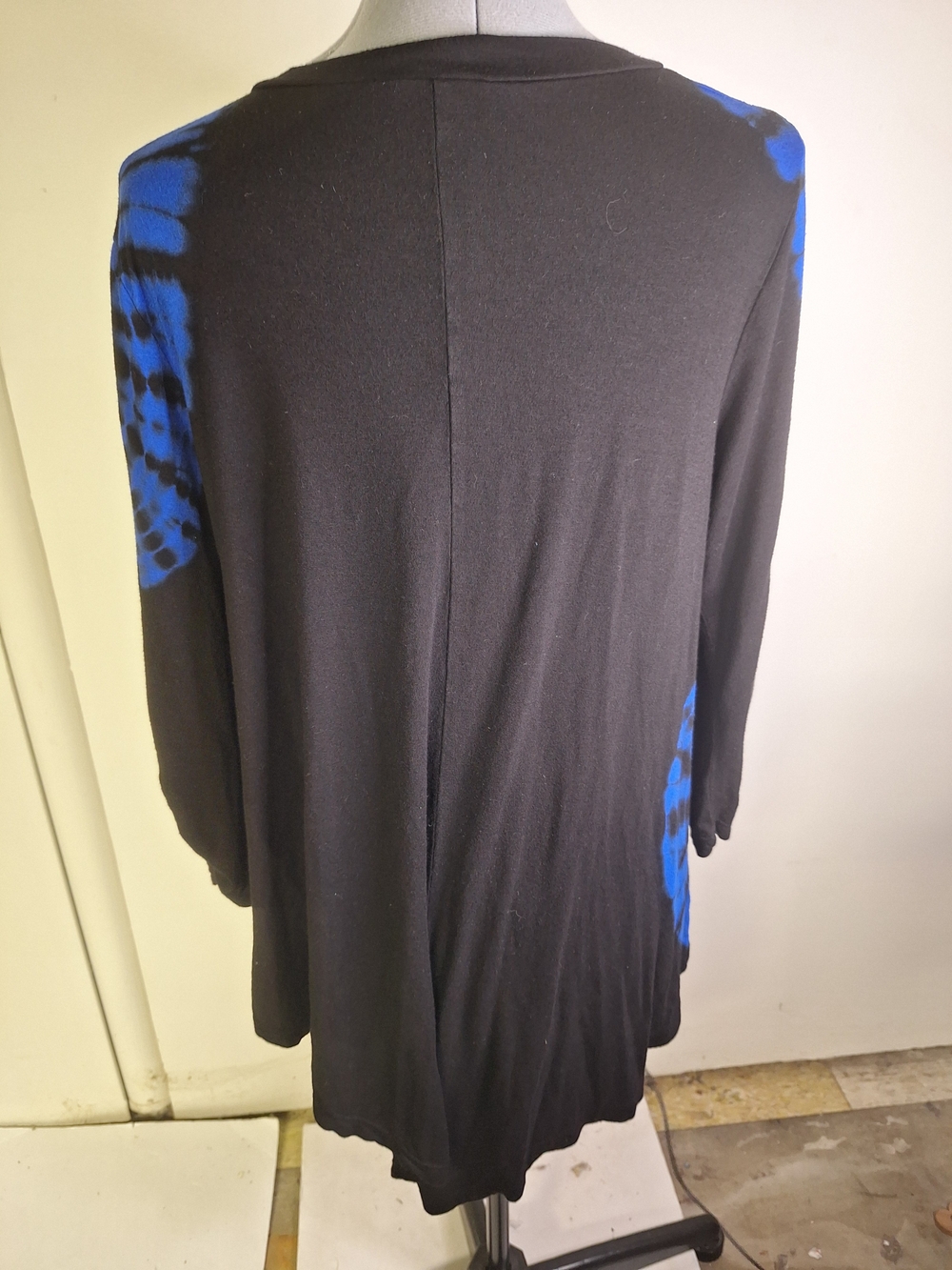 French Blue Black & Blue Studded Tie-Dye V-Neck Women's Top Size Large - Picture 5 of 8